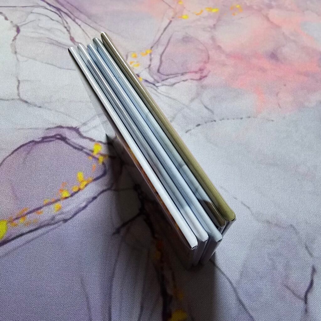 5 magnets vu sur la tranche du côté
